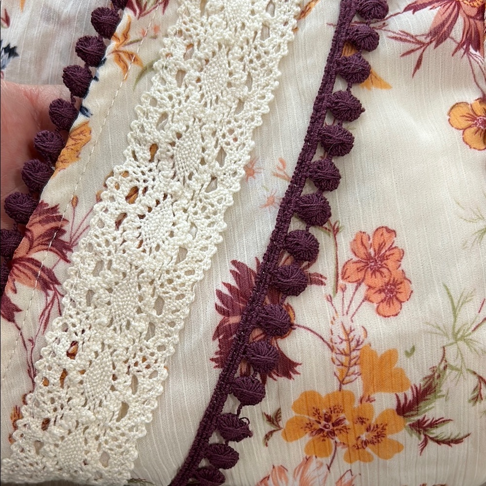 Like new - MI AMI Floral Wrap Crop Blouse with Lace Trim - Picture 8 of 13